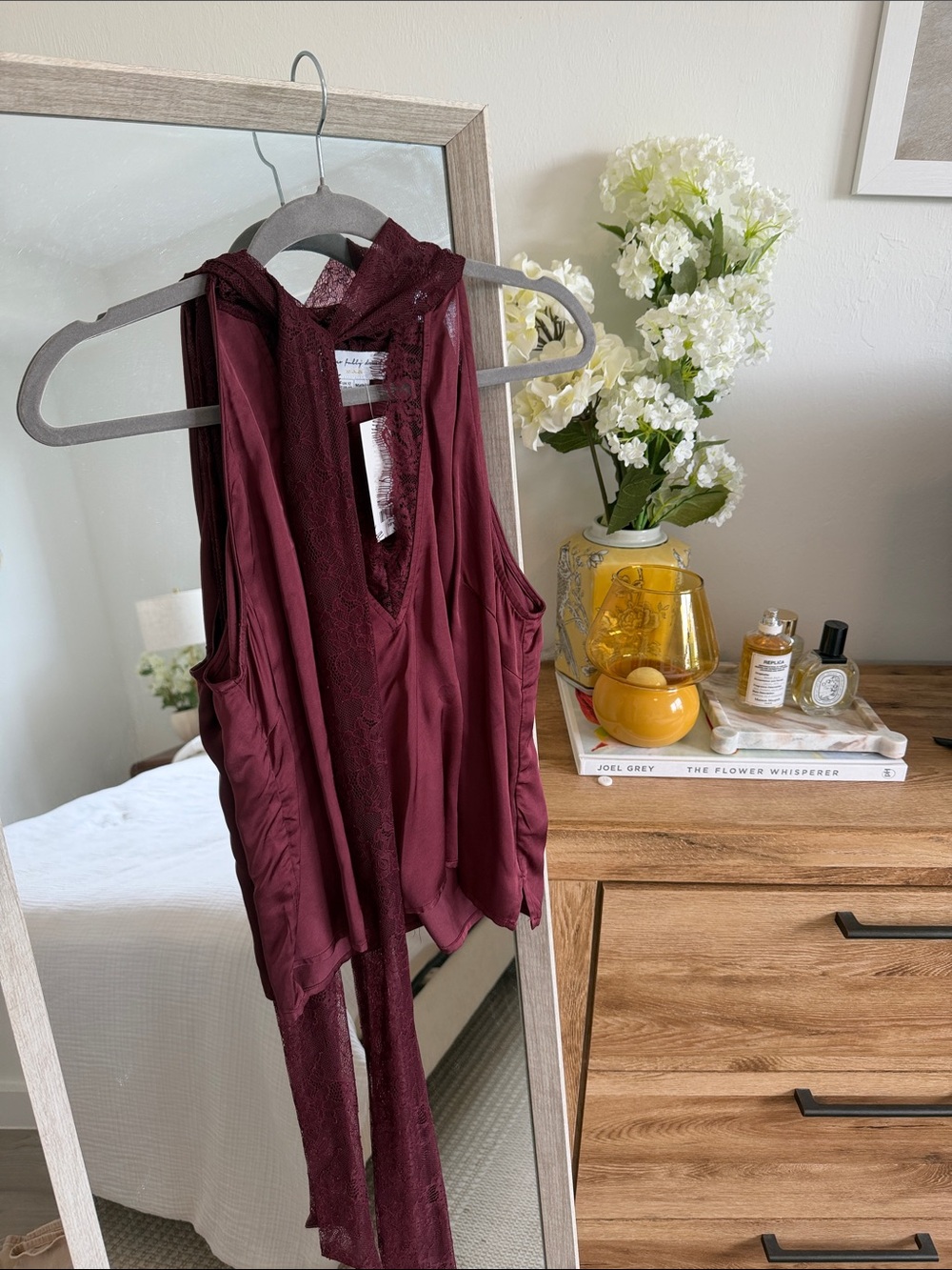 Sleeveless Lace-Trim Tank Top in Burgundy